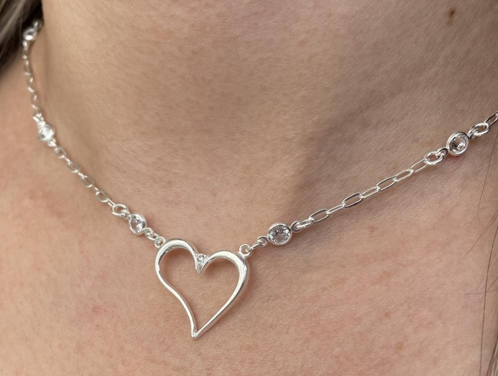 CHOKER PRATA CORAÇÃO VAZADO COM ZIRCONIAS CRISTAIS