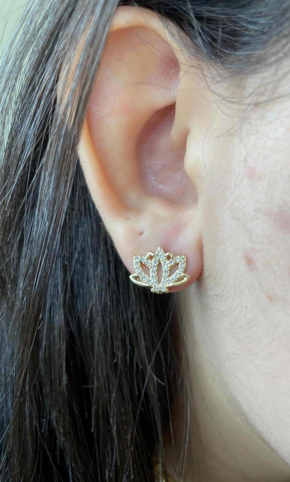 BRINCO FLOR DE LOTUS CRAVEJADO