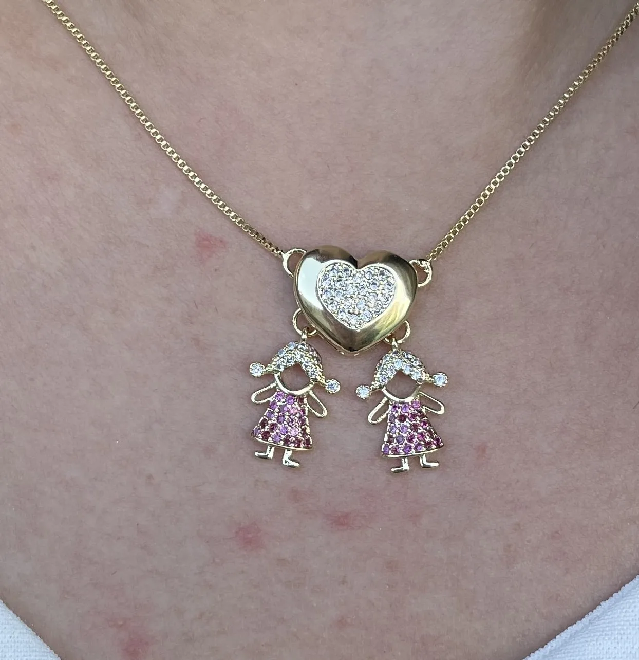 GARGANTILHA CORAÇÃO 2 MENINAS CRAVEJADAS ROSA