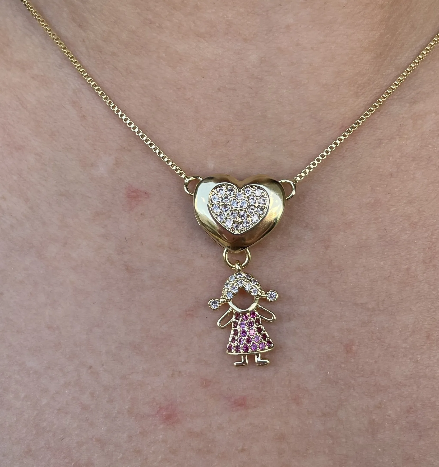 GARGANTILHA CORAÇÃO MENINA ROSA