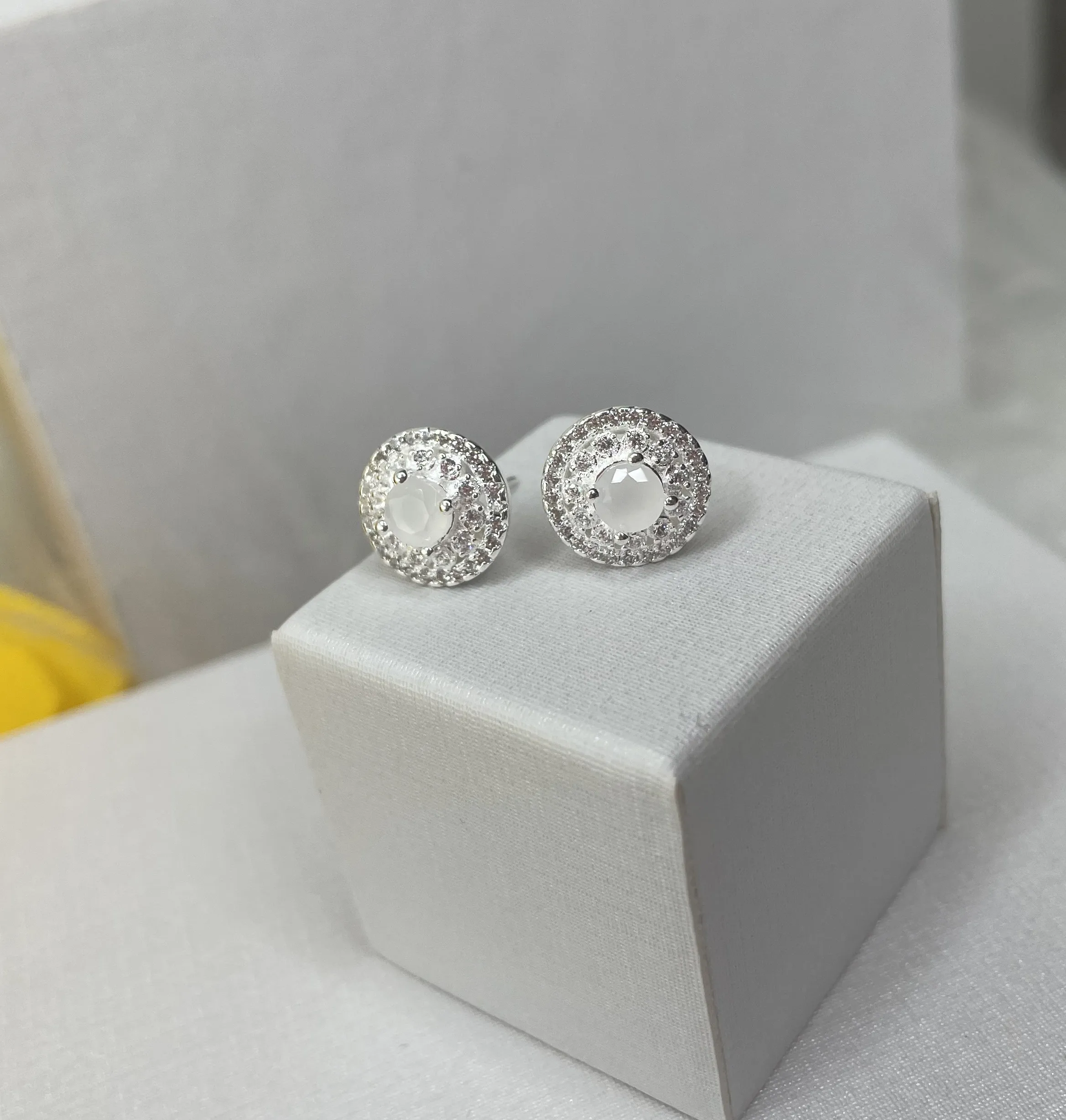BRINCO PRATA PIZZA CRAVEJADO COM ZIRCONIA BRANCA