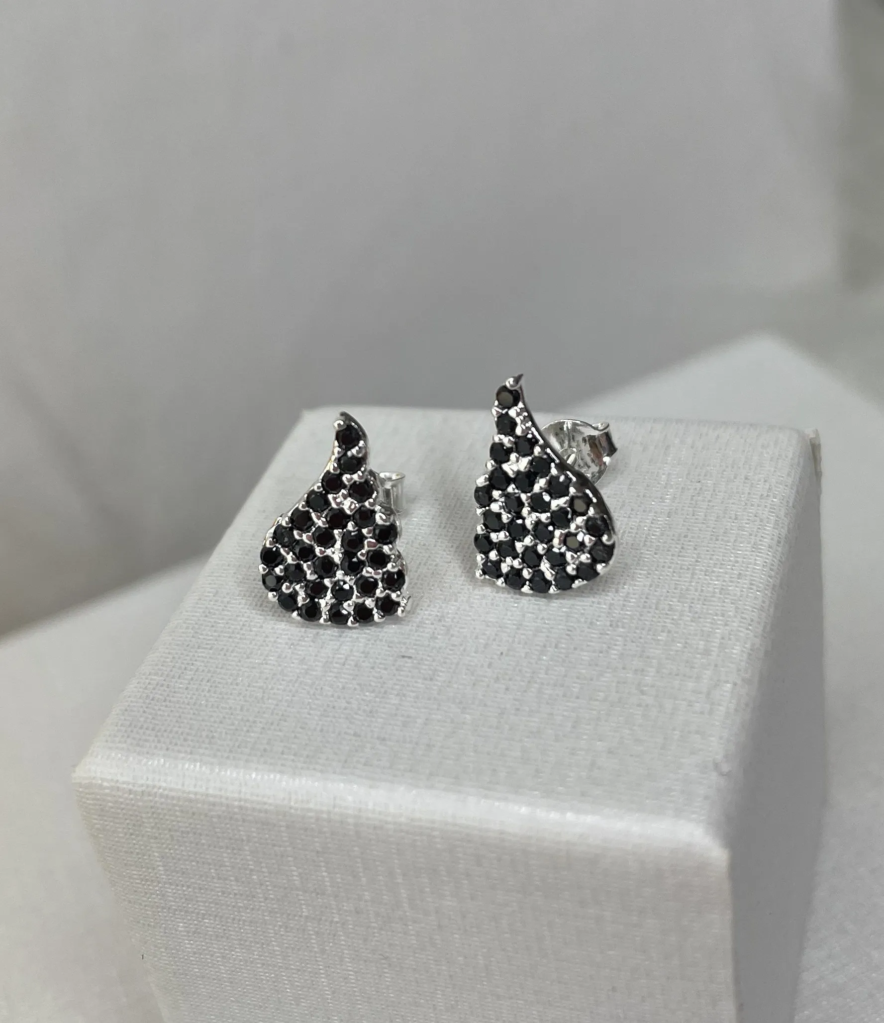 BRINCO PRATA GOTA CRAVEJADA ZIRCONIA NEGRA