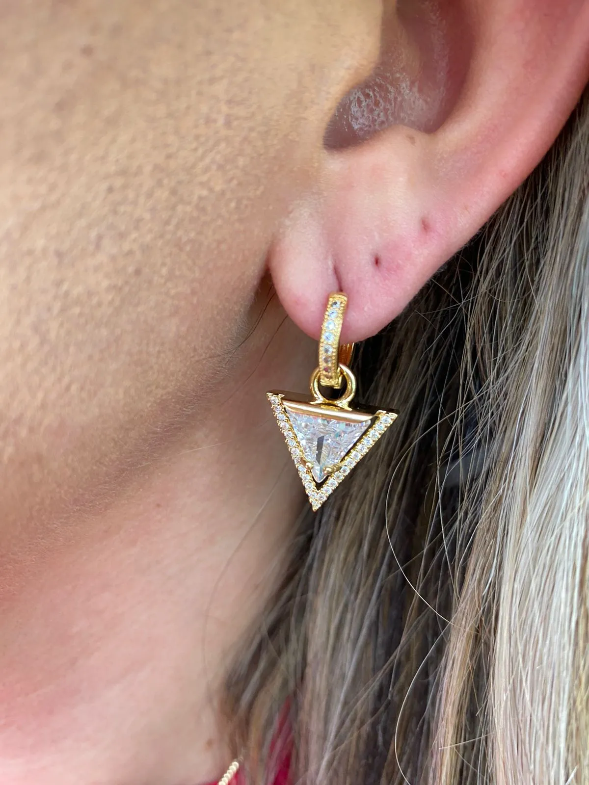 BRINCO ARGOLA COM TRIÂNGULO PEDRA CRISTAL