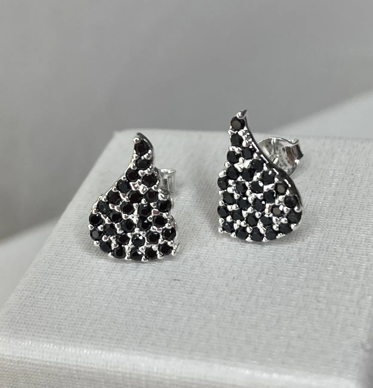 BRINCO PRATA GOTA CRAVEJADA ZIRCONIA NEGRA
