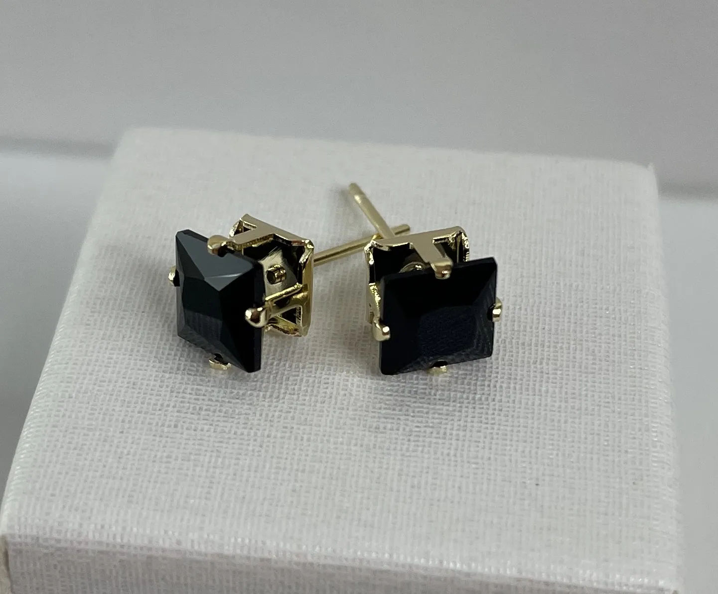 BRINCO QUADRADO ZIRCONIA PRETA MÉDIA