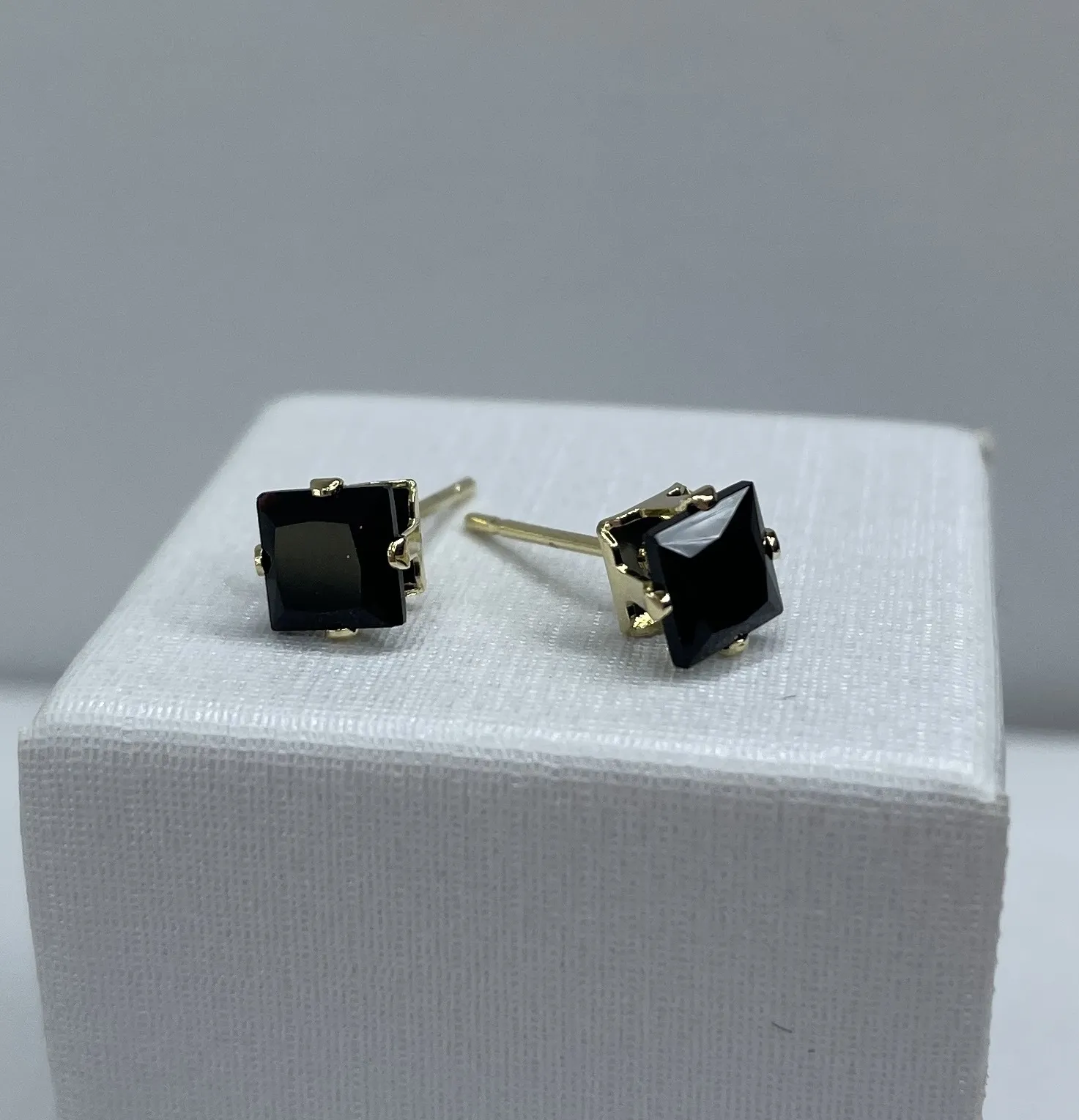BRINCO QUADRADO ZIRCONIA PRETA PEQUENA
