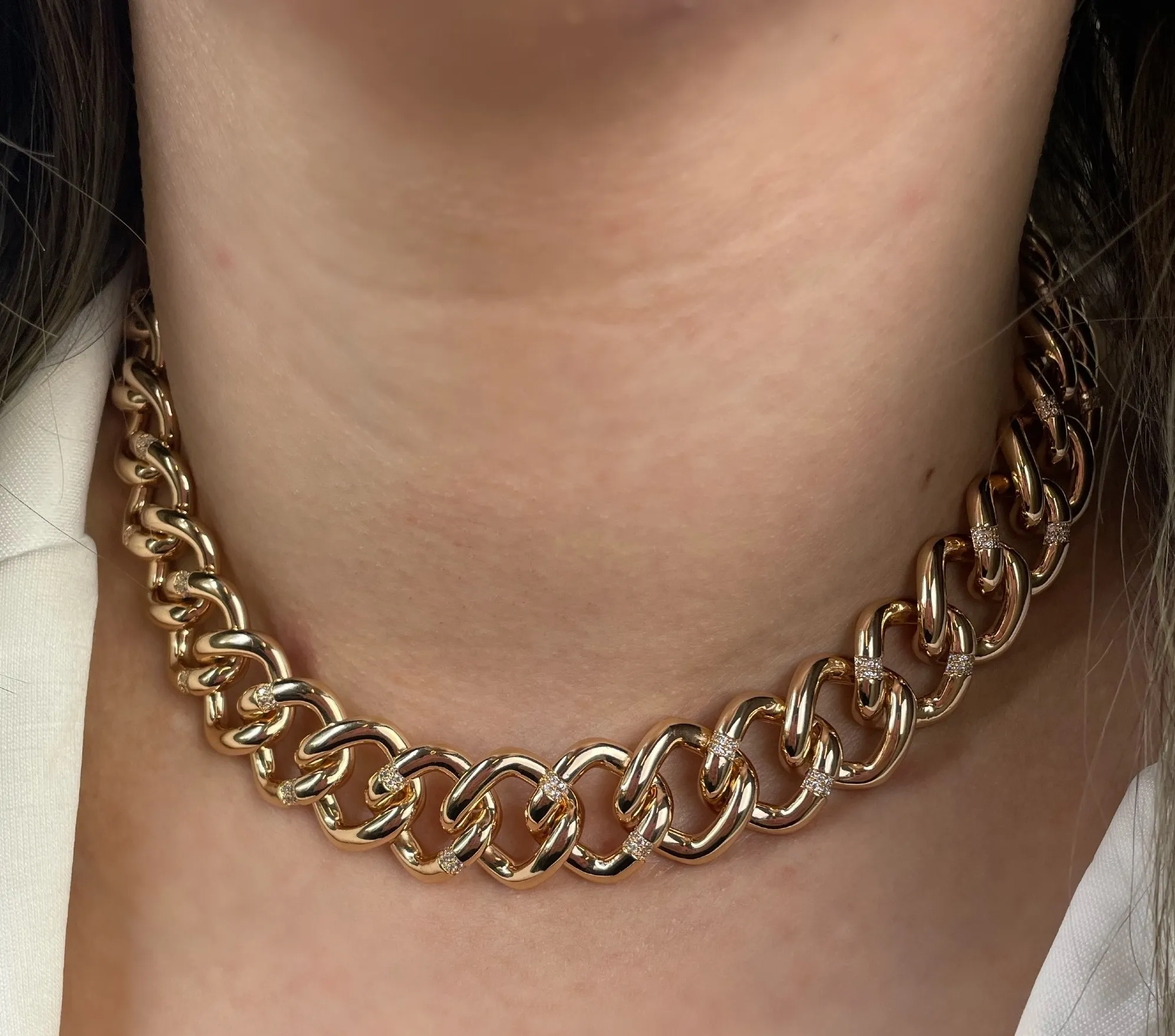 COLAR LISO ELOS COM ZIRCONIAS E FECHO GAVETA