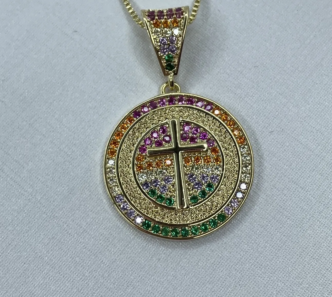 PINGENTE MEDALHA COM CRUZ CRAVEJADA COLORS