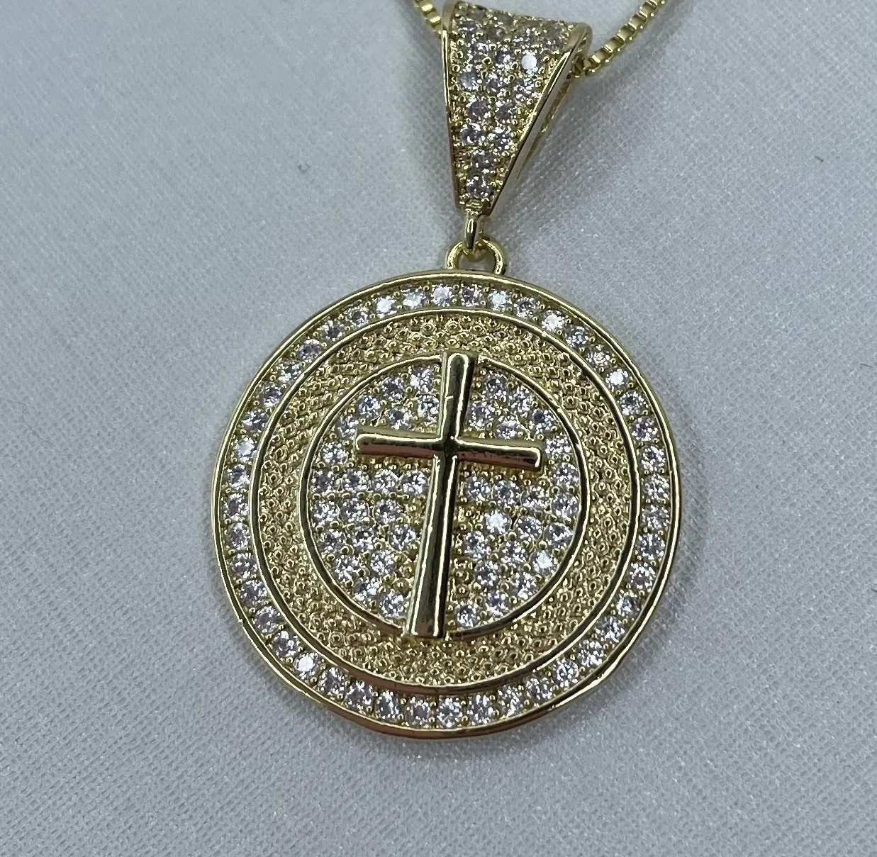 PINGENTE MEDALHA COM CRUZ CRAVEJADA CRISTAL