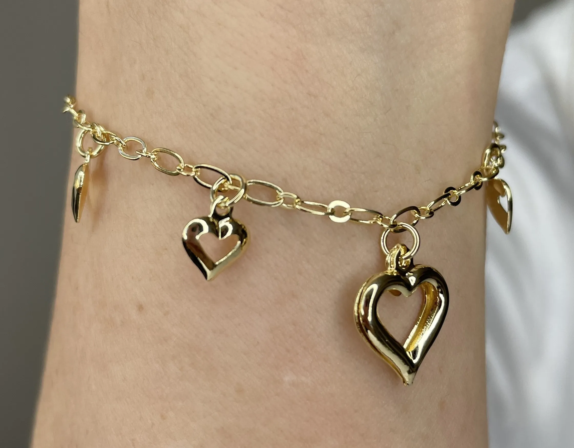 PULSEIRA CORAÇÕES VASADOS PENDURADOS
