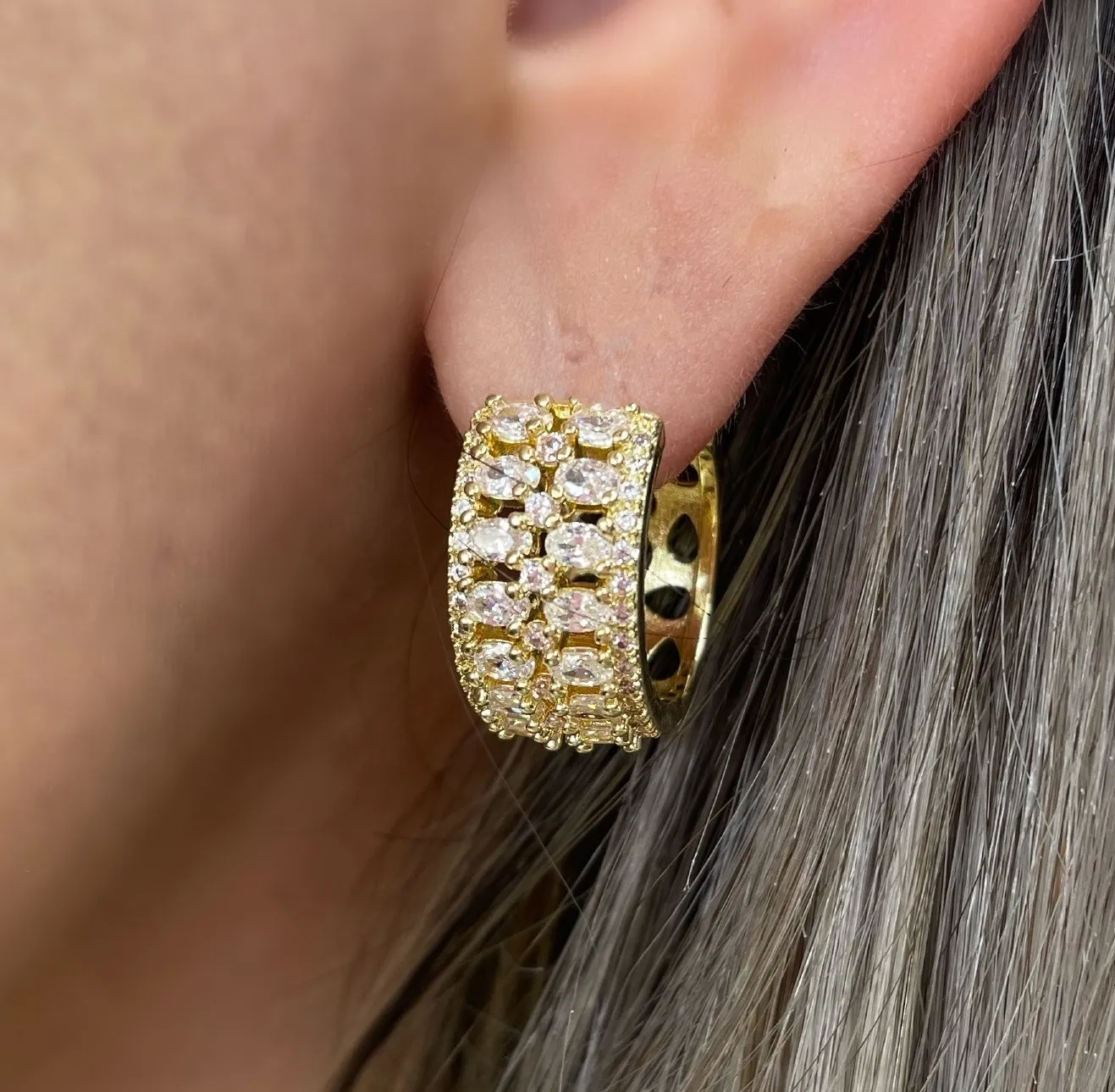 BRINCO ARGOLA CRAVEJADA ZIRCONIAS OVAL