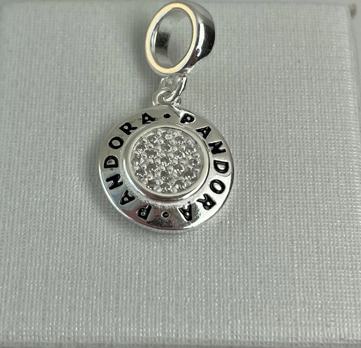 BERLOQUE PANDORA MEDALHA CRAVEJADA CRISTAL