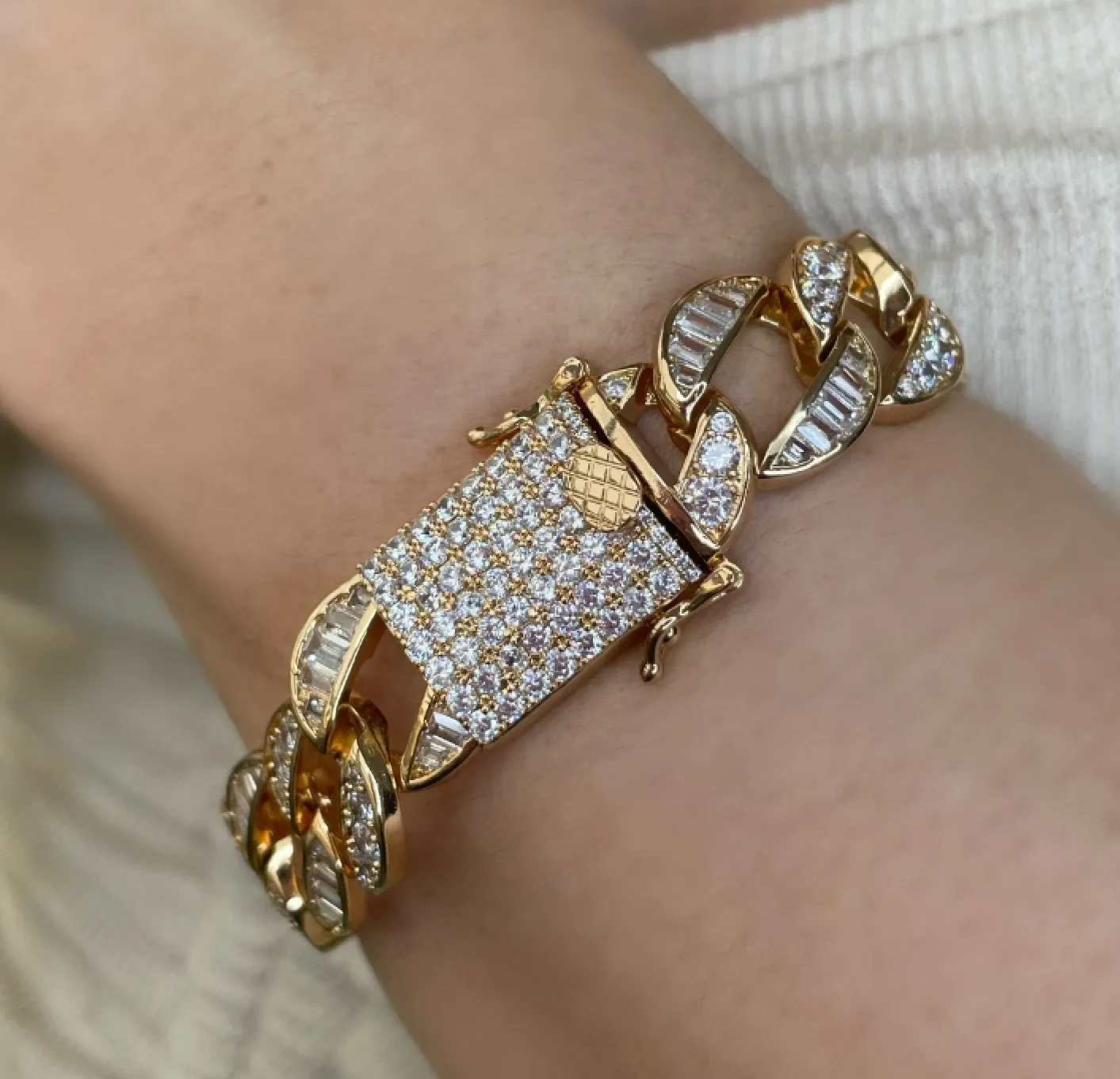 PULSEIRA ELOS CRAVEJADOS FECHO GAVETA