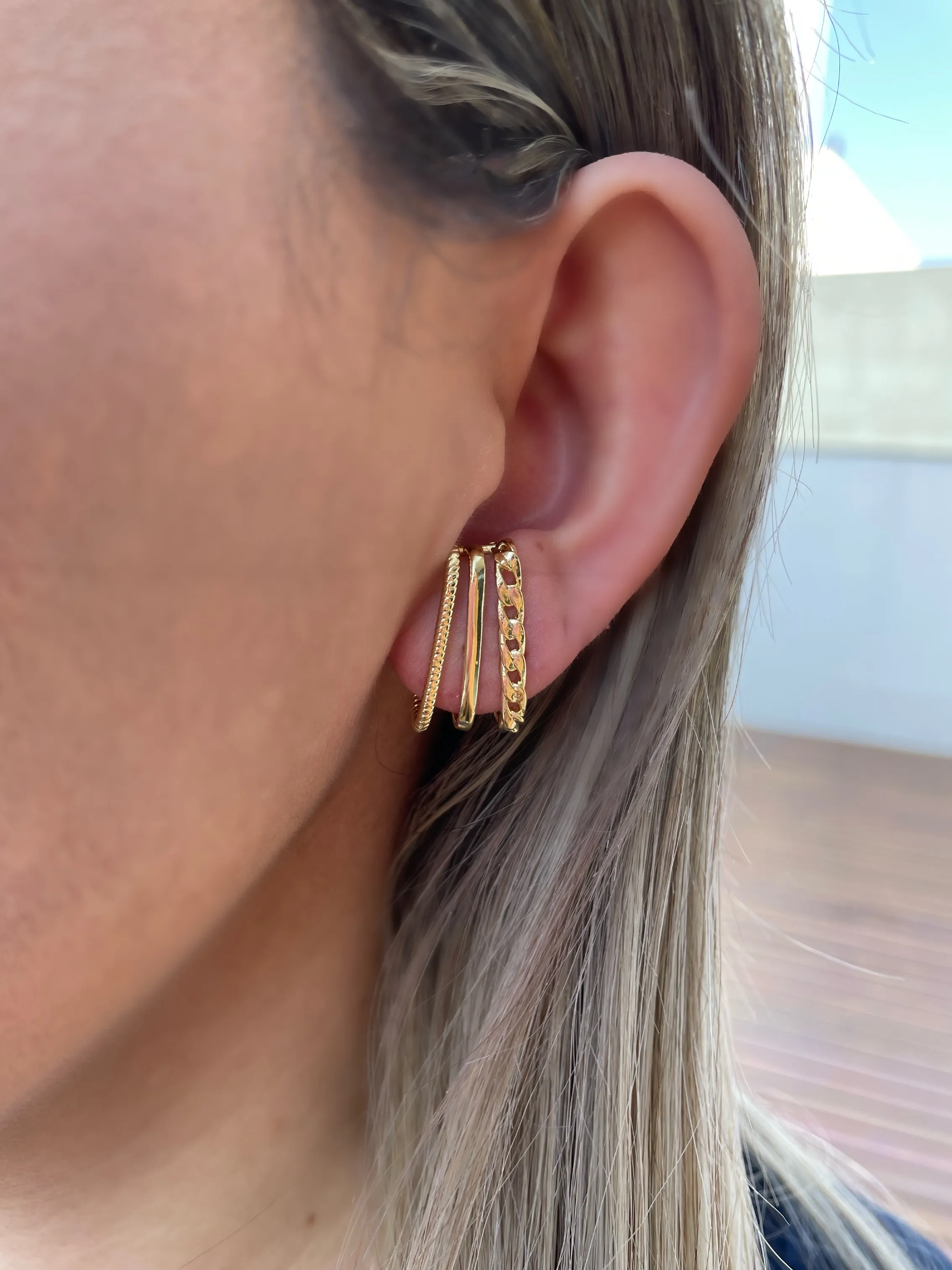 BRINCO EAR HUCK GRUMET LISO E TEXTURIZADO