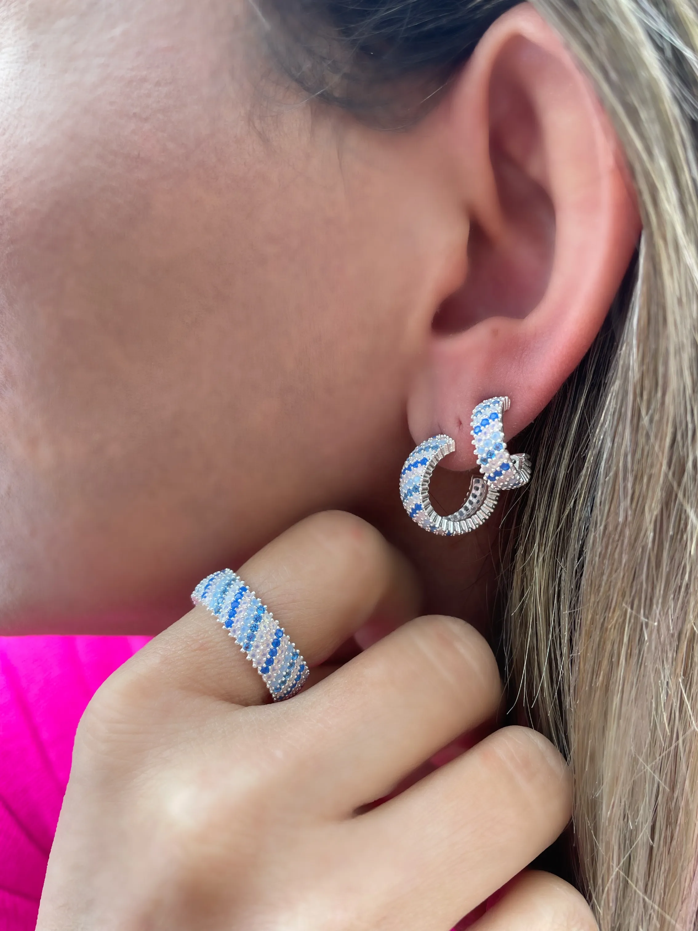ANEL PRATA CRAVEJADO AZUL E CRISTAL