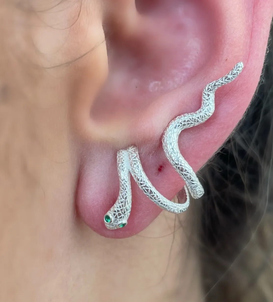 BRINCO PRATA UNILATERAL COBRA PEDRA VERDE