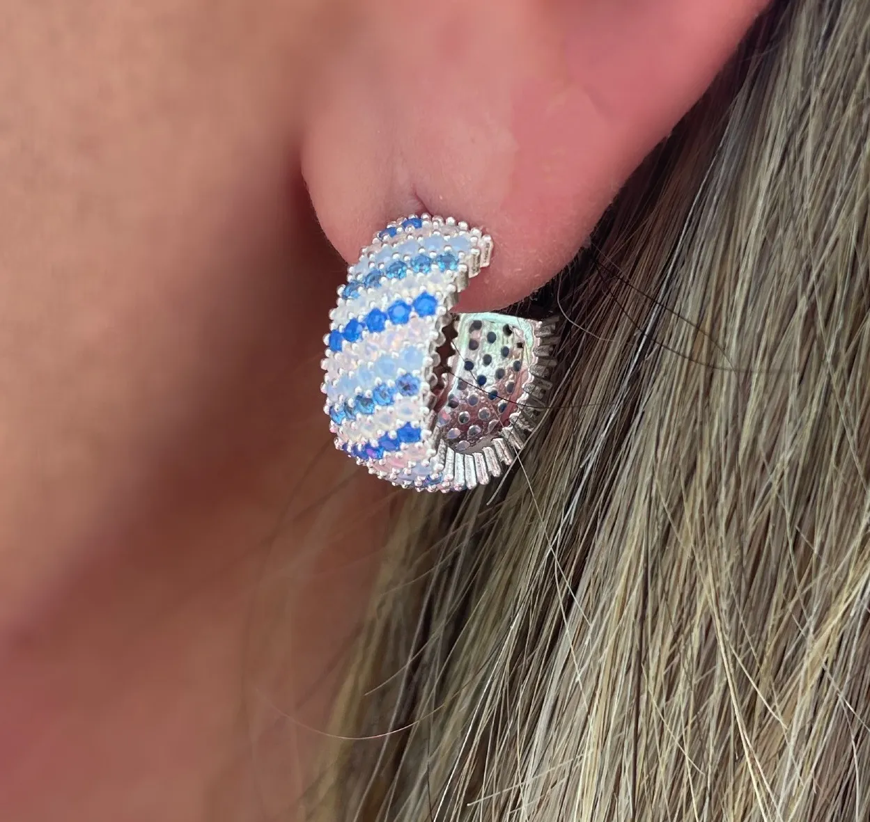 BRINCO ARGOLA ABERTA CRAVEJADA AZUL E CRISTAL