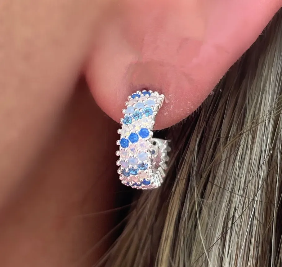 BRINCO ARGOLA ABERTA CRAVEJADA AZUL E CRISTAL MÉDIA