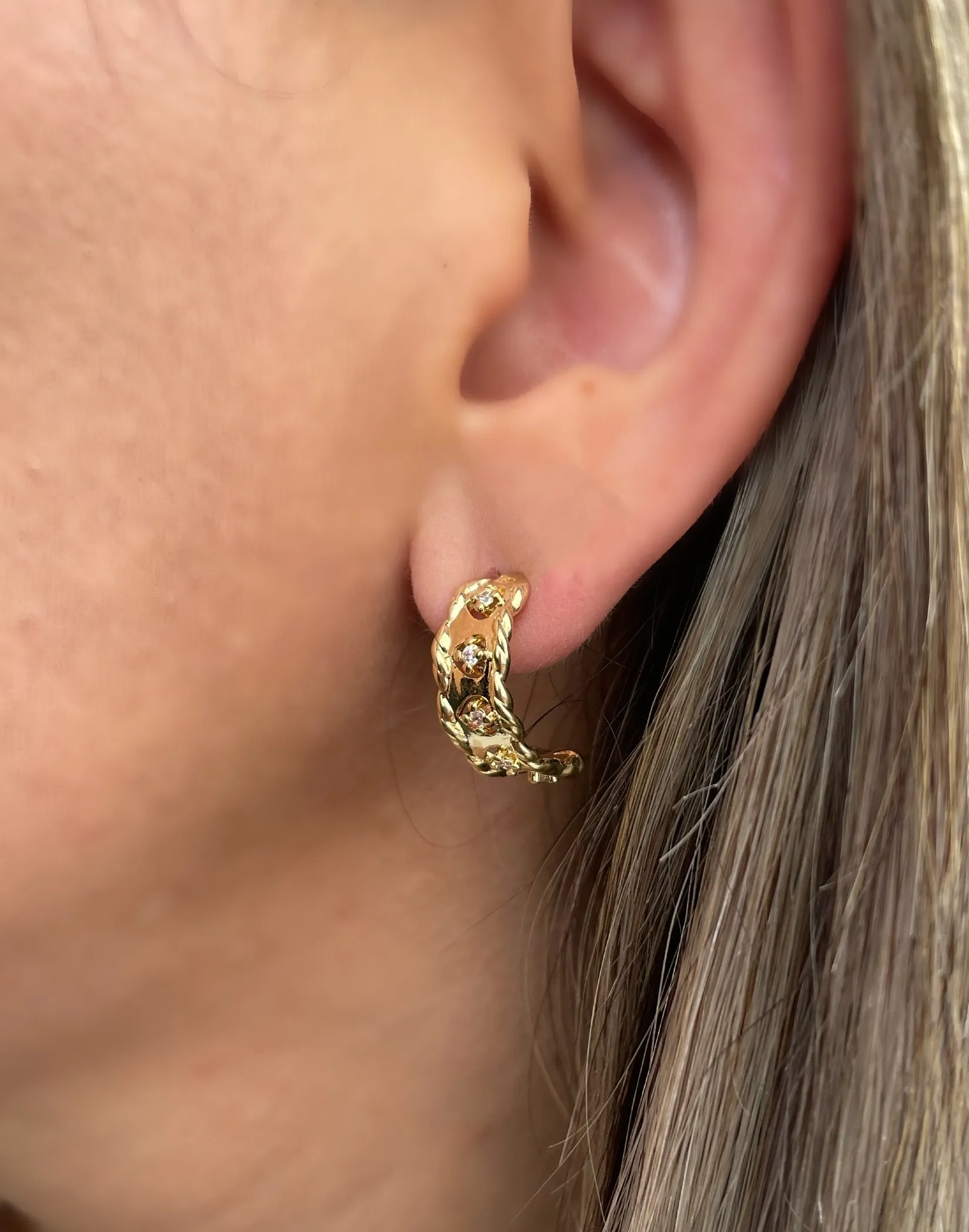 BRINCO MEIA ARGOLA TRABALHADA COM ZIRCONIAS