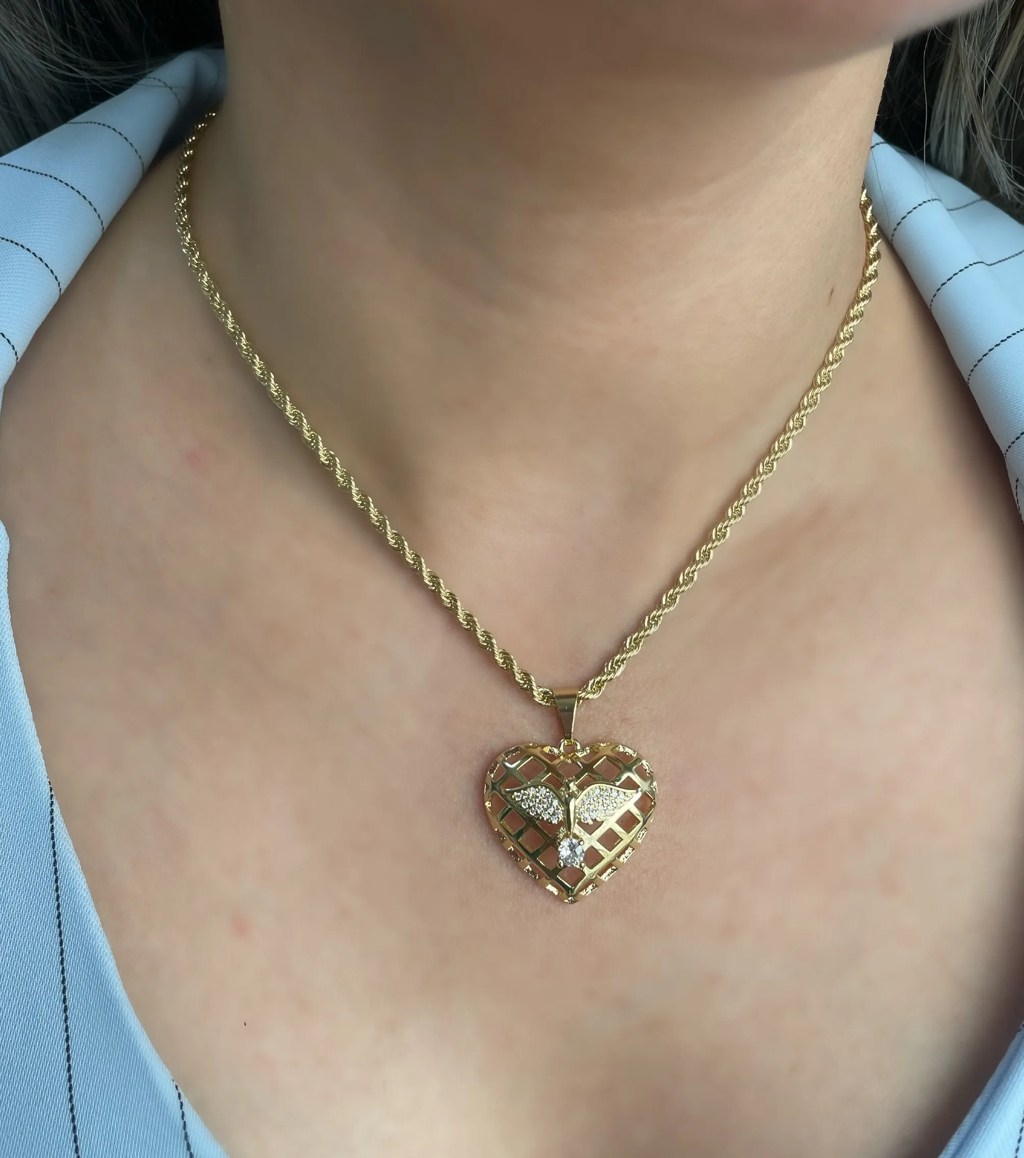 PINGENTE CORAÇÃO GRADE COM ESPÍRITO SANTO CRAVEJADO