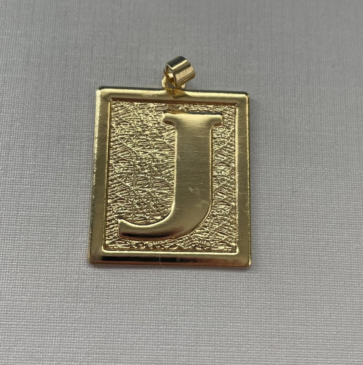 PINGENTE PLACA LETRA 'J'