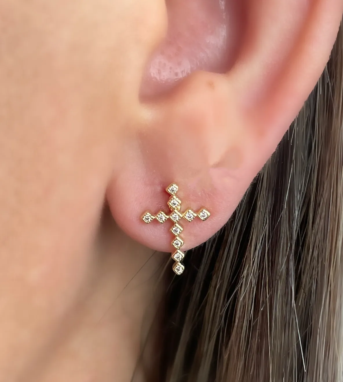 BRINCO CRUZ CRAVEJADA ZIRCONIA CRISTAL