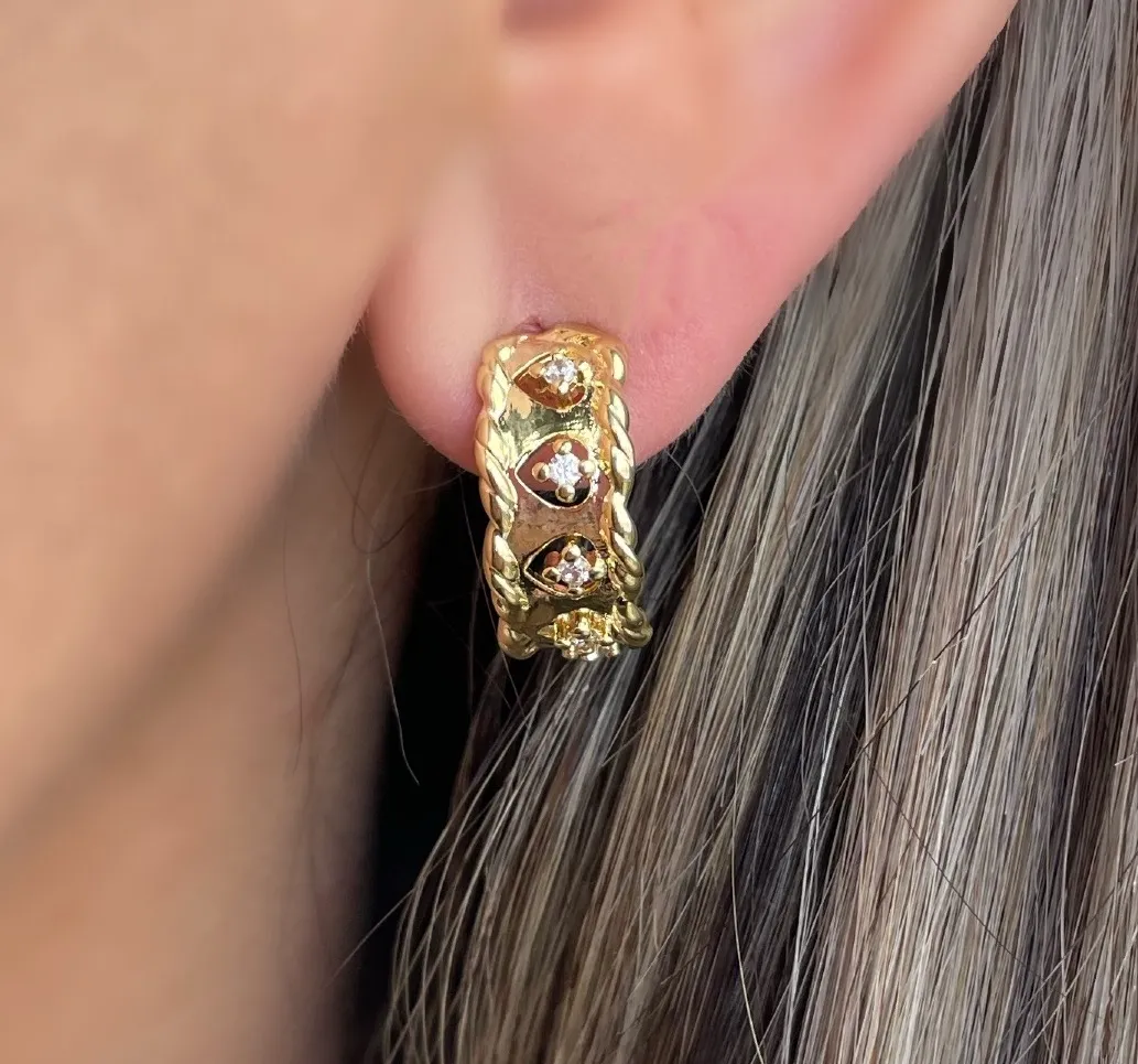 BRINCO MEIA ARGOLA TRABALHADA COM ZIRCONIAS