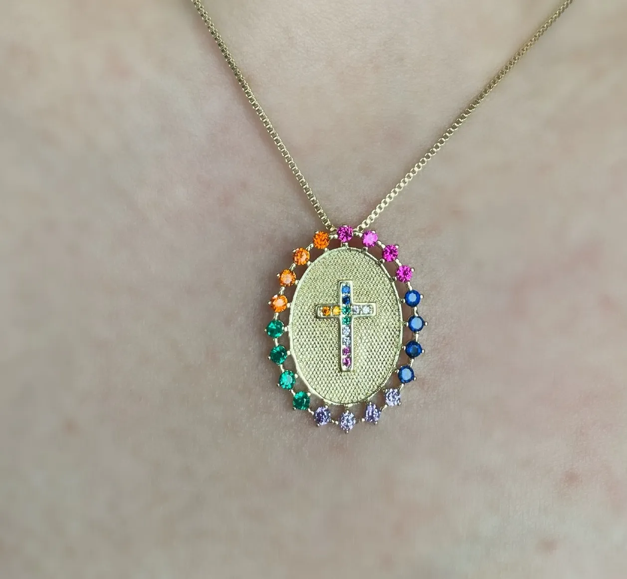 GARGANTILHA MANDALA COM CRUZ CRAVEJADA COLORS
