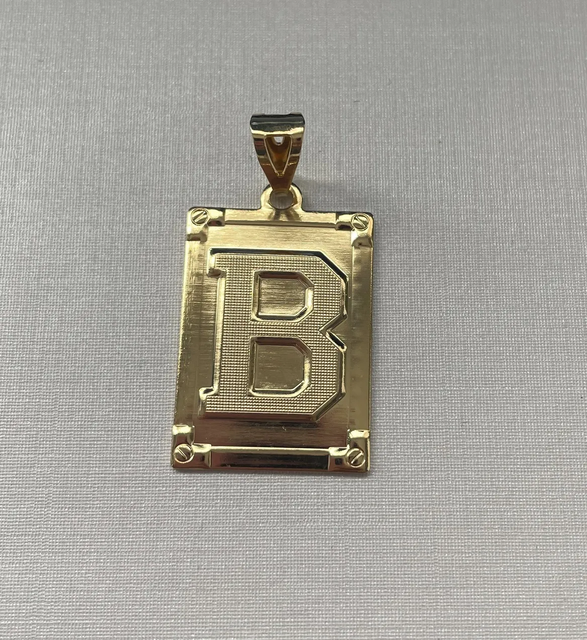 PINGENTE PLACA LETRA 'B'