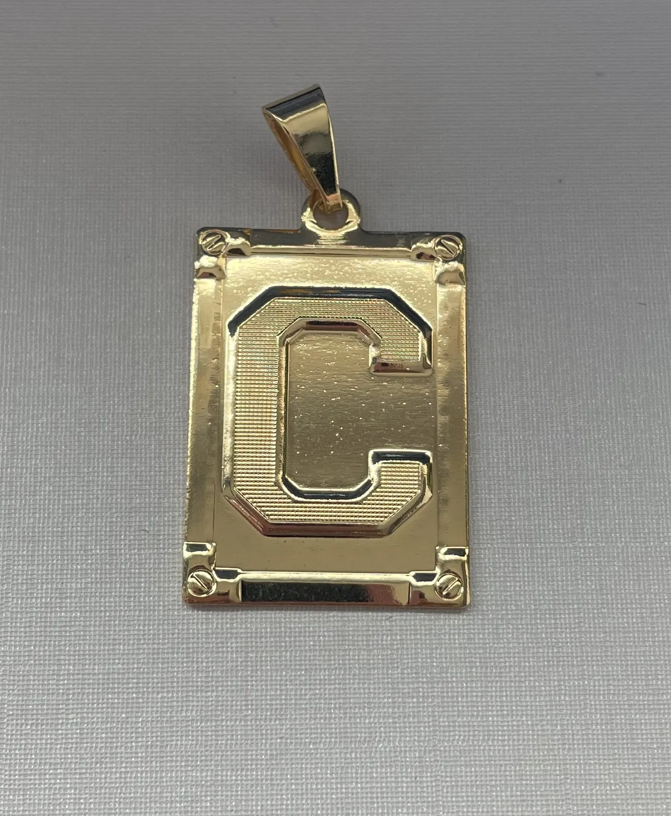 PINGENTE PLACA LETRA 'C'