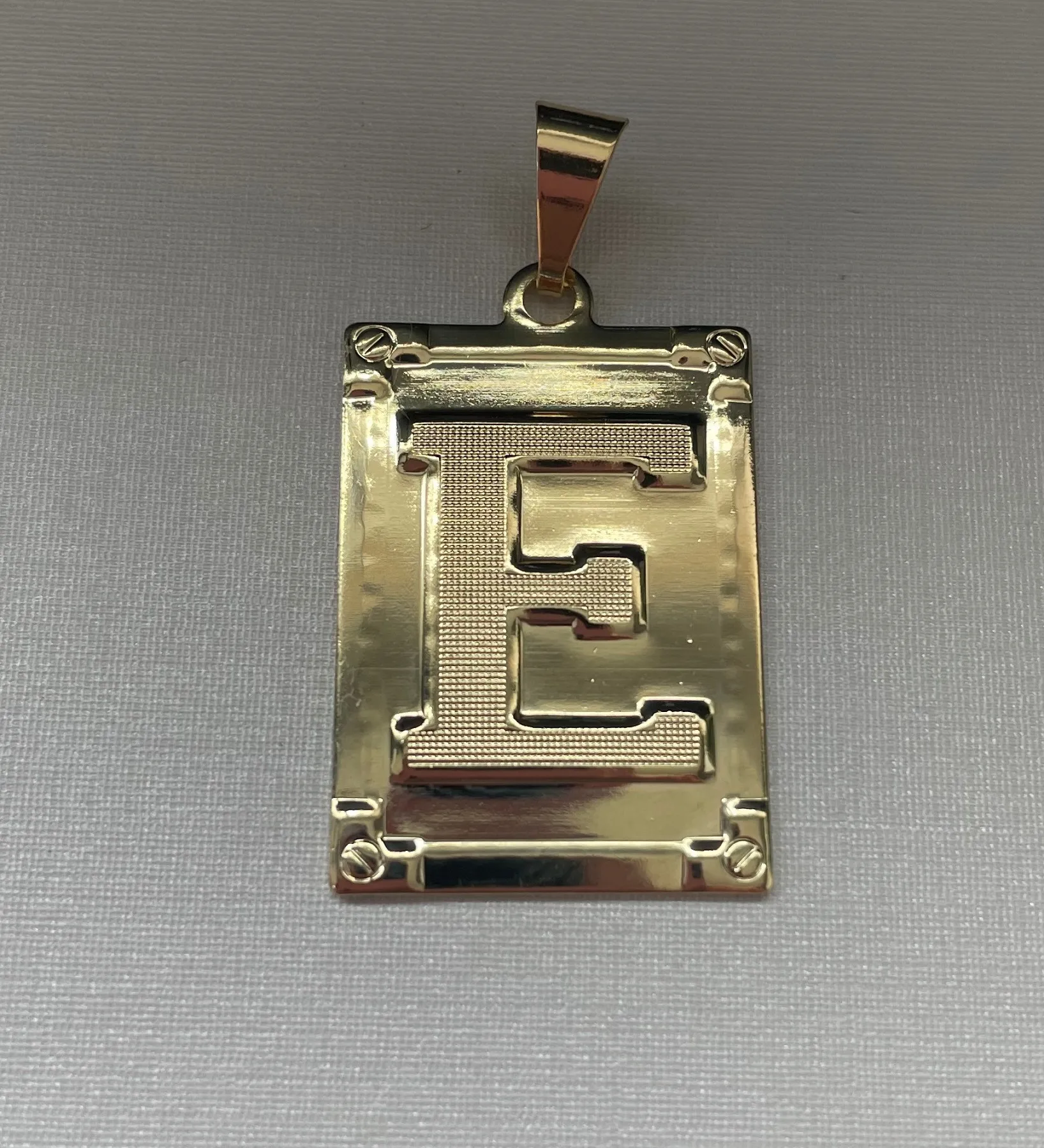 PINGENTE PLACA LETRA 'E'