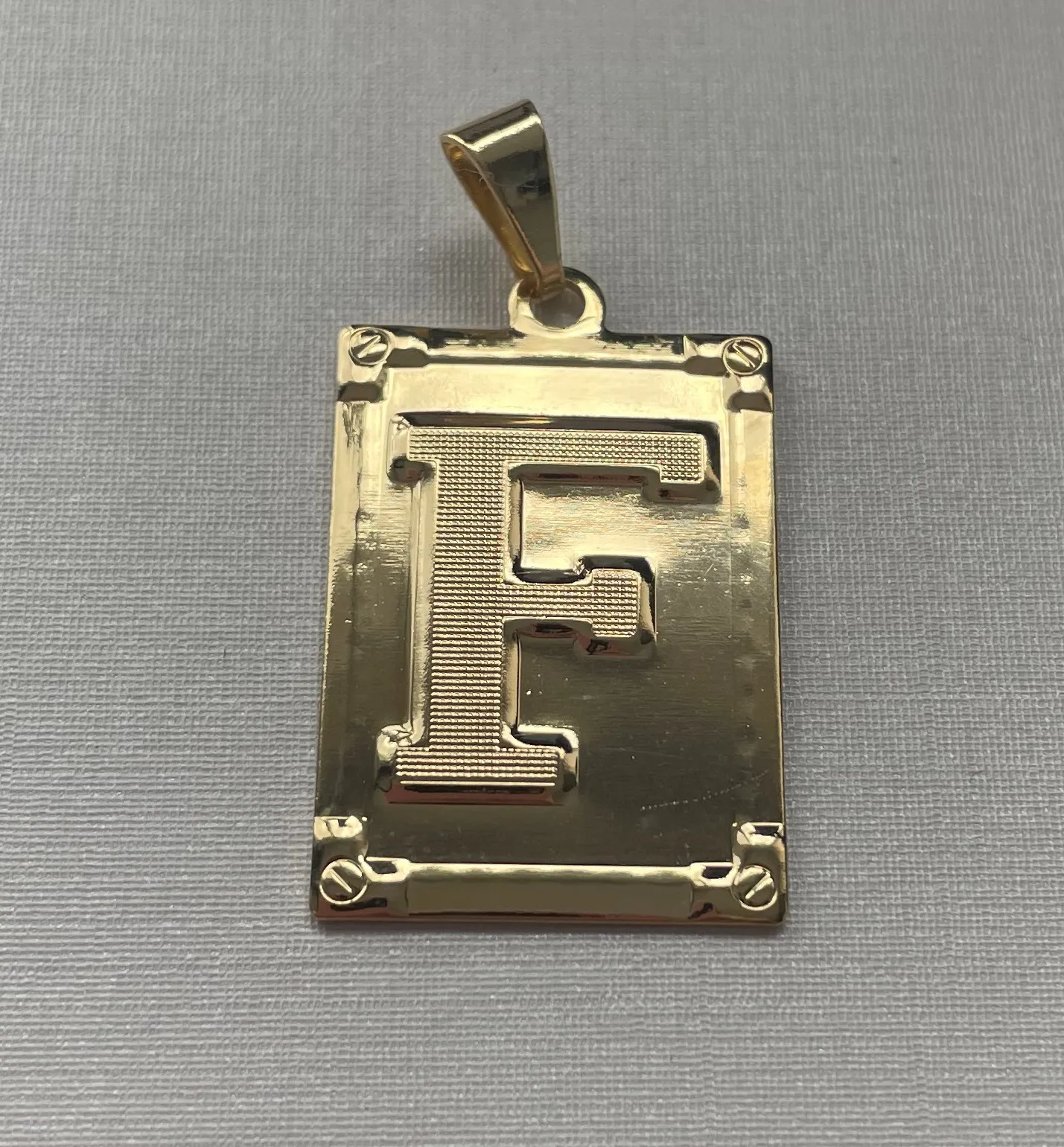 PINGENTE PLACA LETRA 'F'