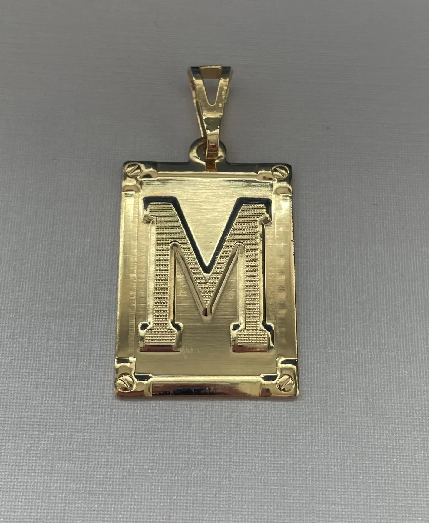 PINGENTE PLACA LETRA 'M'
