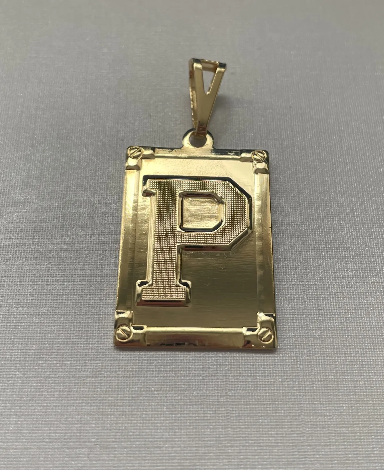 PINGENTE PLACA LETRA 'P'