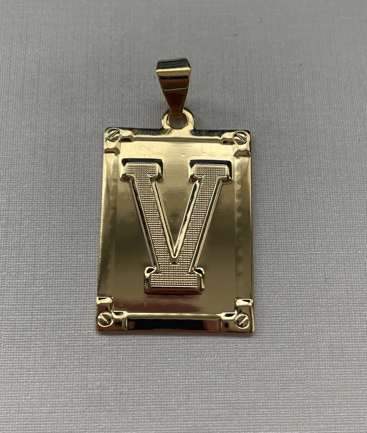 PINGENTE PLACA LETRA 'V'