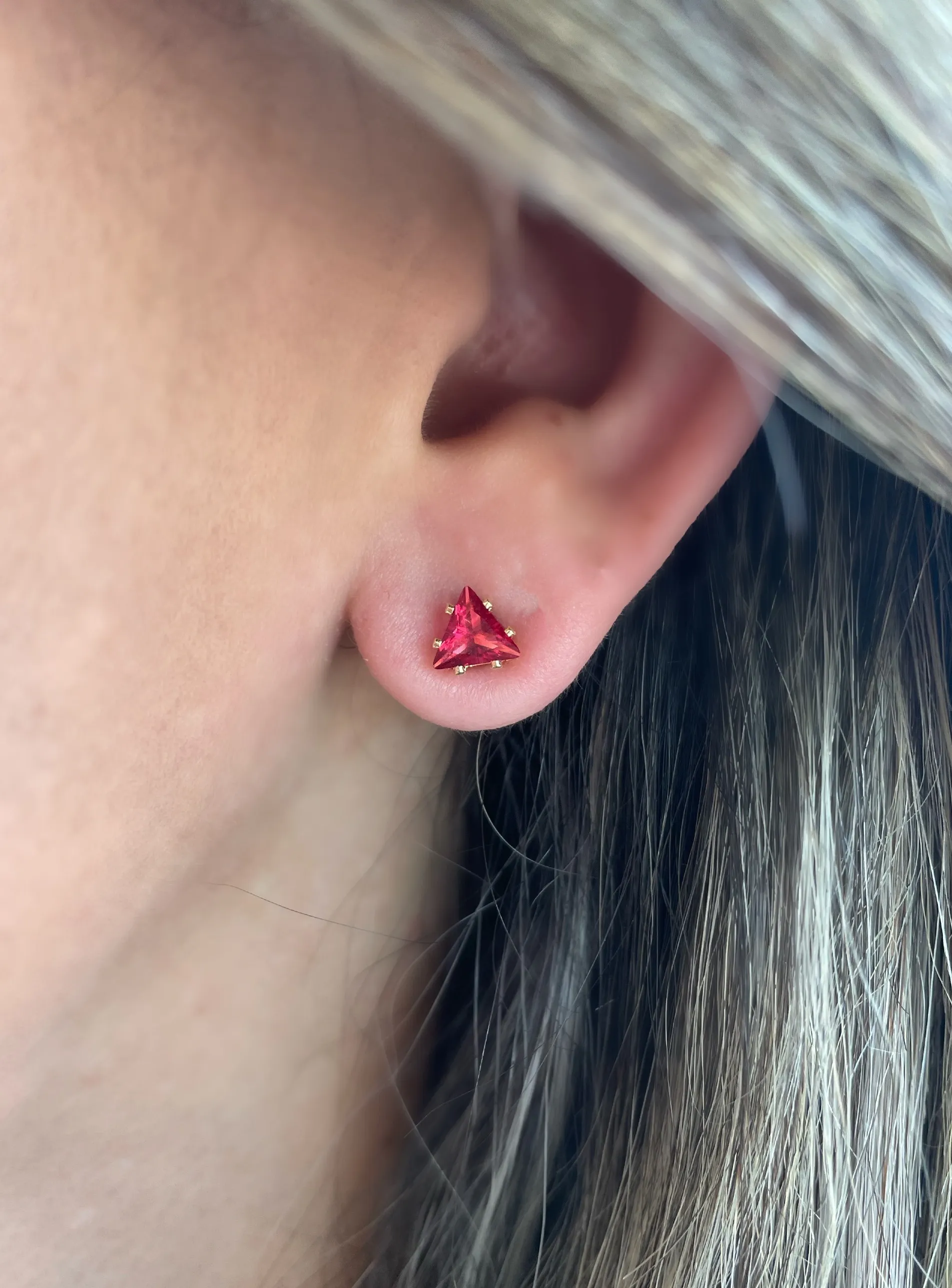 BRINCO TRIÂNGULO ZIRCONIA MELÂNCIA
