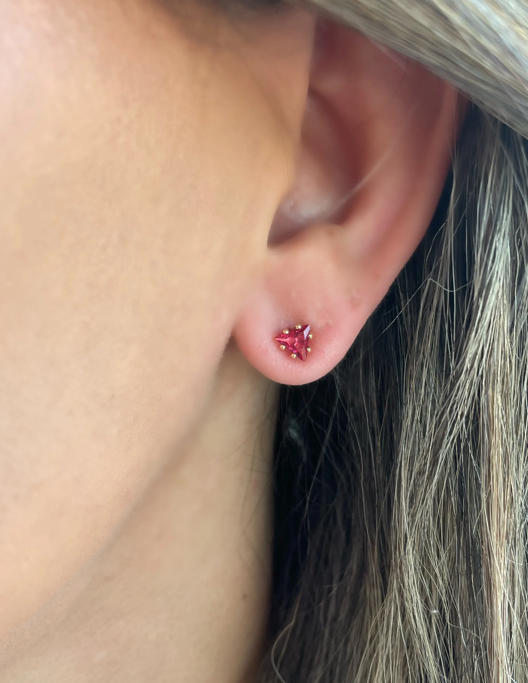 BRINCO TRIÂNGULO ZIRCONIA MELÂNCIA MÉDIO