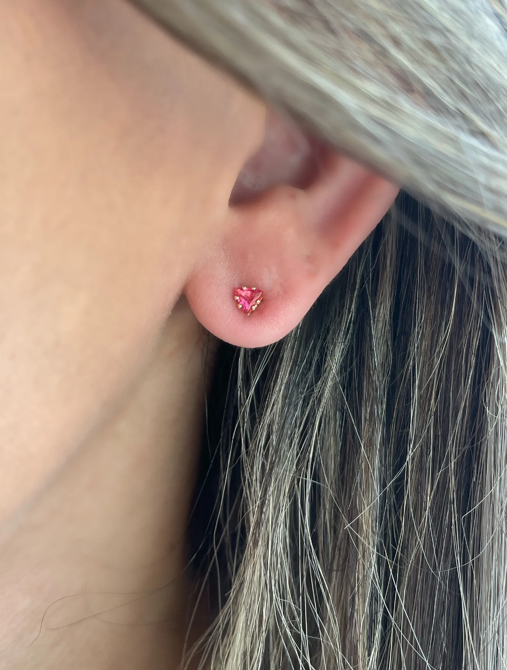 BRINCO TRIÂNGULO ZIRCONIA MELÂNCIA PEQUENO