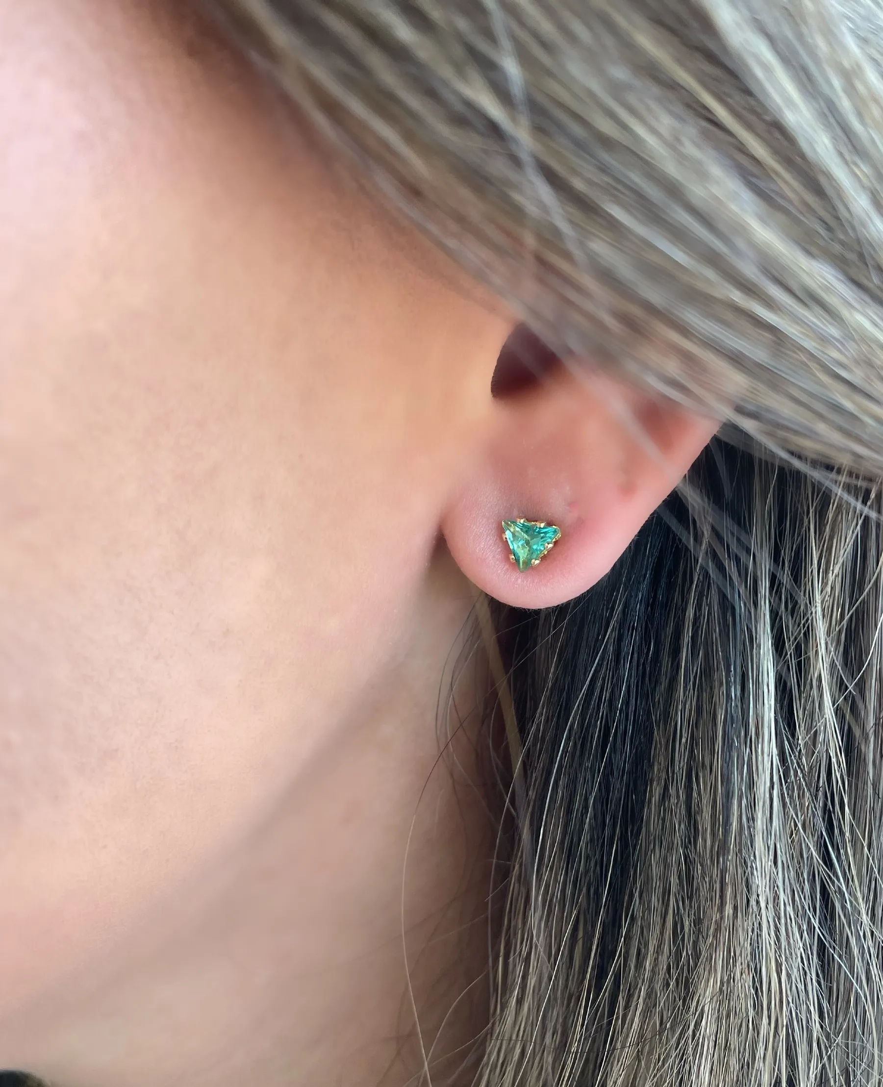 BRINCO TRIÂNGULO ZIRCONIA AQUAMARINE MÉDIO