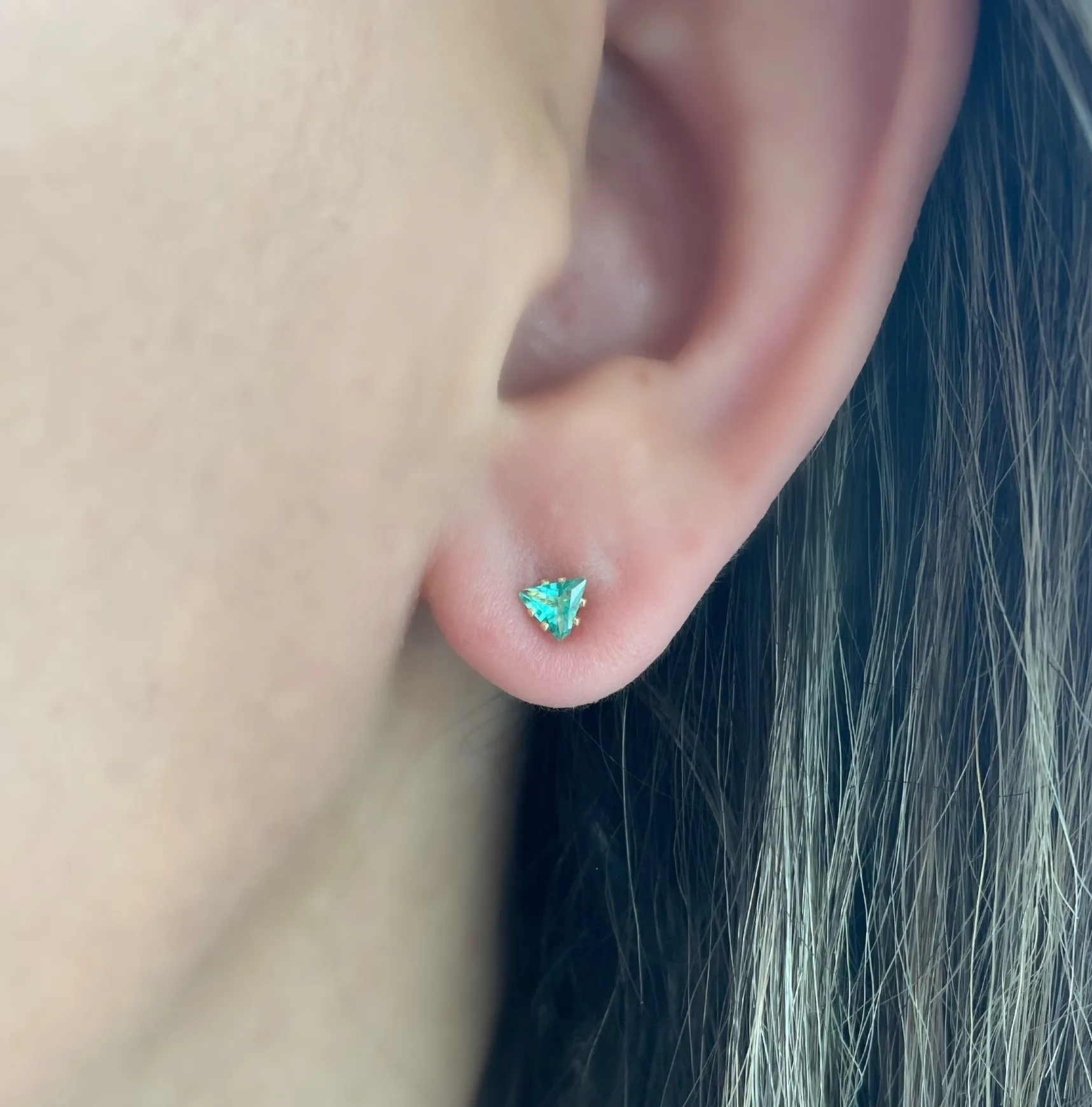 BRINCO TRIÂNGULO ZIRCONIA AQUAMARINE 4MM