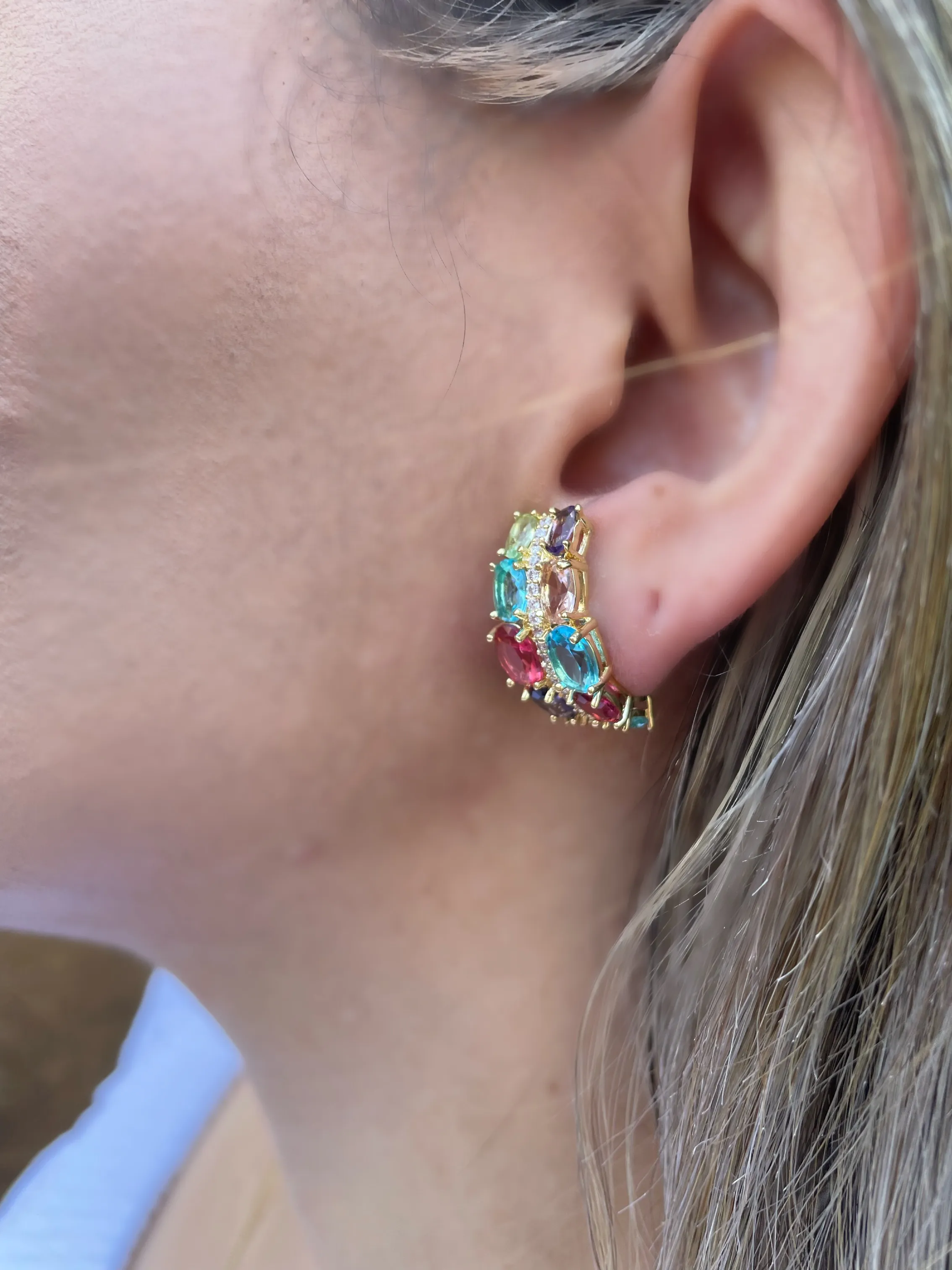 BRINCO EAR HOOK CRAVEJADO E PEDRAS COLORS