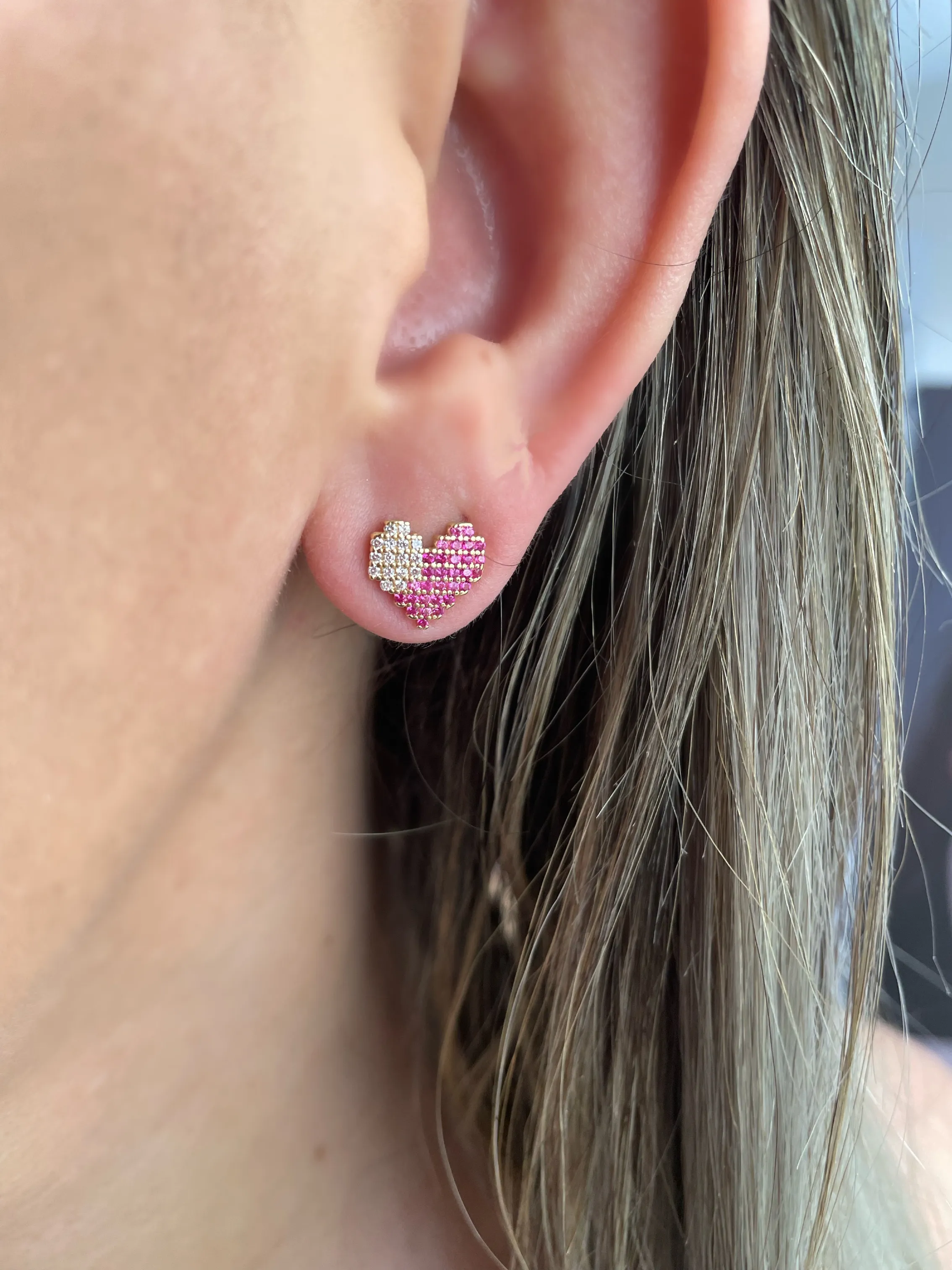 BRINCO CORAÇÃO CRAVEJADO ROSA E CRISTAL