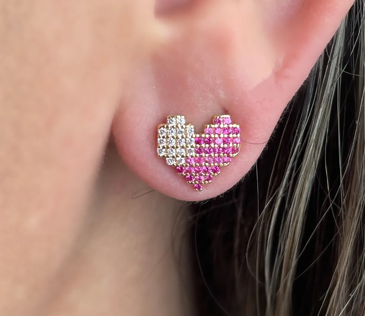 BRINCO CORAÇÃO CRAVEJADO ROSA E CRISTAL