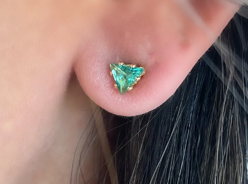 BRINCO TRIÂNGULO ZIRCONIA AQUAMARINE MÉDIO