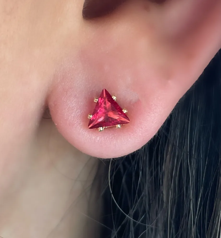 BRINCO TRIÂNGULO ZIRCONIA MELÂNCIA