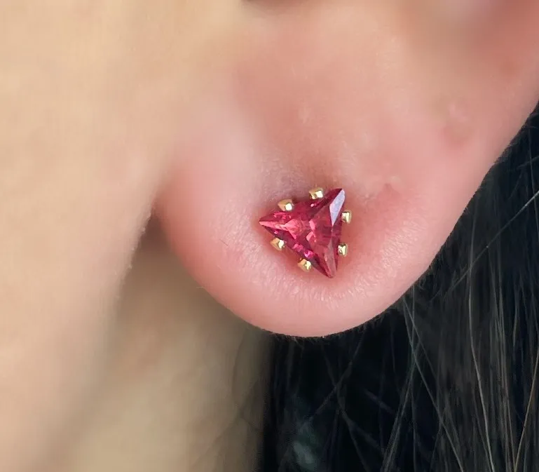BRINCO TRIÂNGULO ZIRCONIA MELÂNCIA MÉDIO