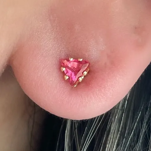 BRINCO TRIÂNGULO ZIRCONIA MELÂNCIA PEQUENO