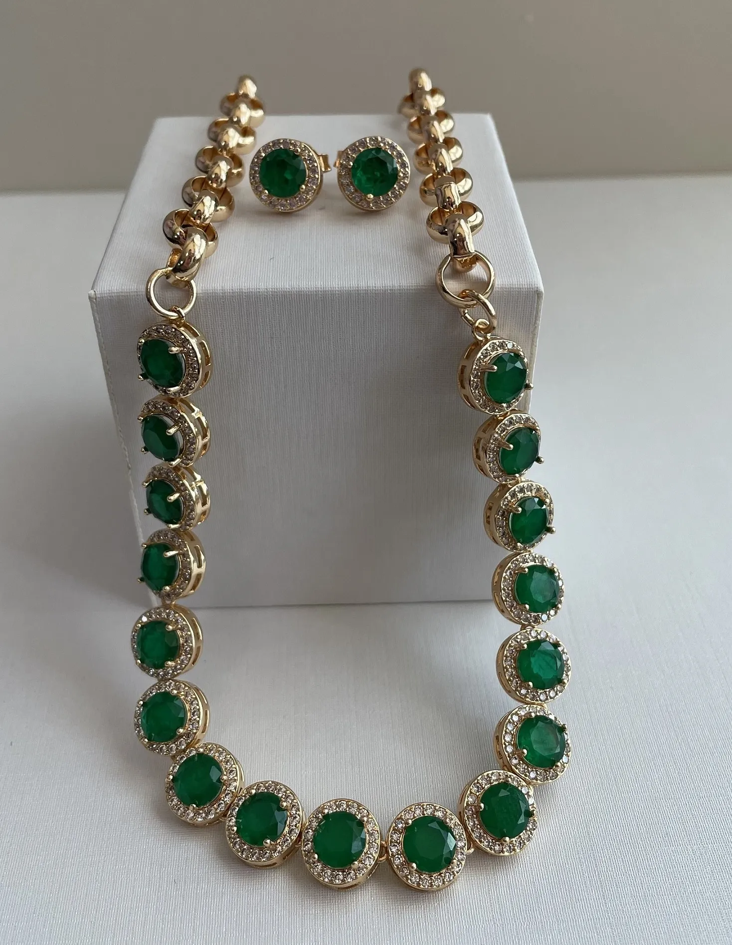CONJUNTO PEDRAS FUSION CRAVEJADO VERDE ESMERALDA