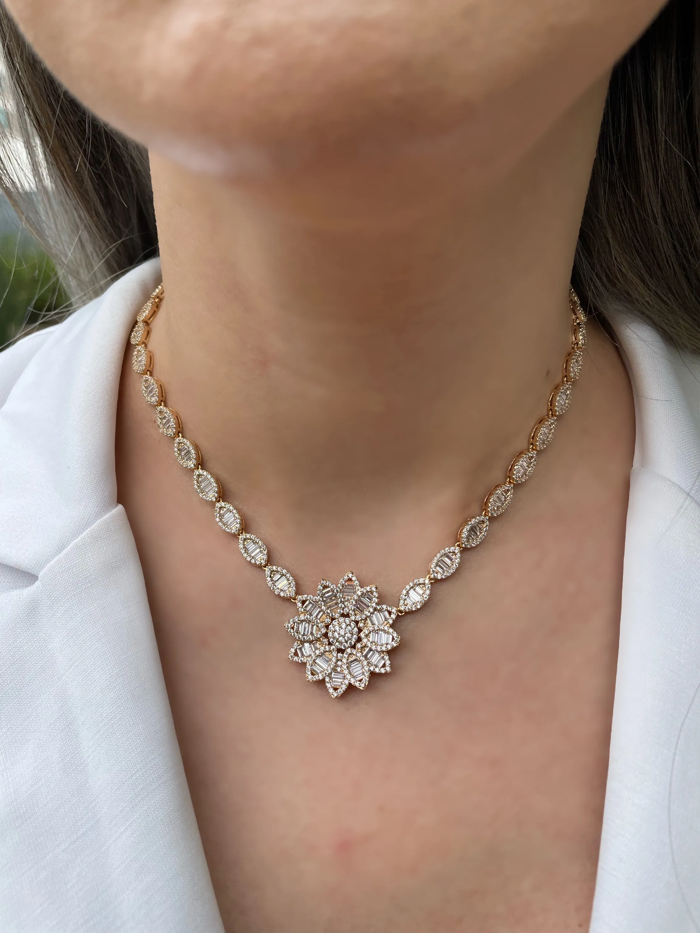 COLAR LUXURY FLOR CRAVEJADA CRISTAL