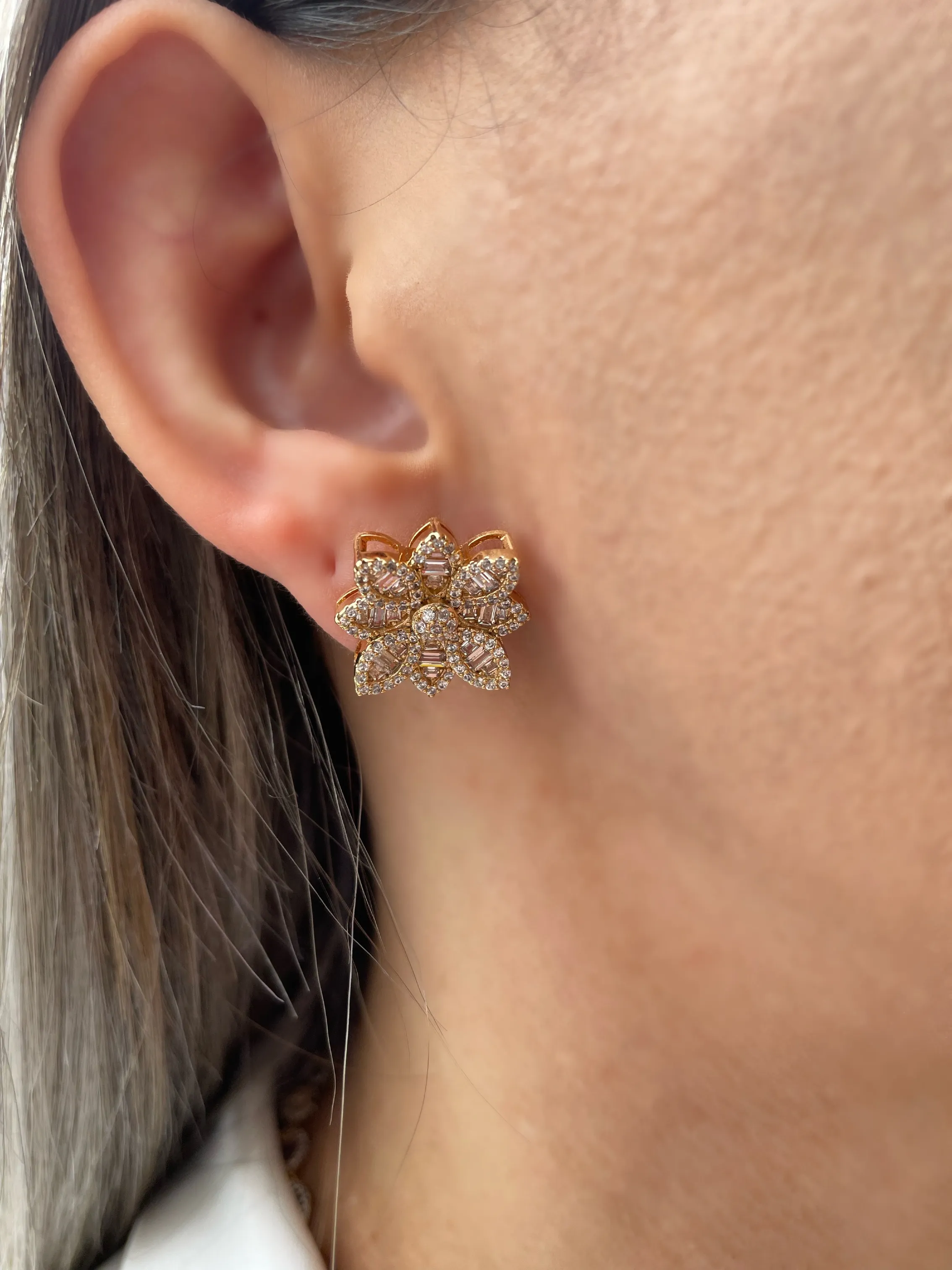 BRINCO LUXURY FLOR CRAVEJADA CRISTAL
